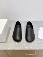 the Row 小众潮牌 25Ss春夏新款 圆头面包鞋 乐福鞋 可可爱爱 极简风 质感皮革细腻高级 圆润鞋型 一脚蹬设计 随性又自在 鞋面：采用原版进口大象纹牛