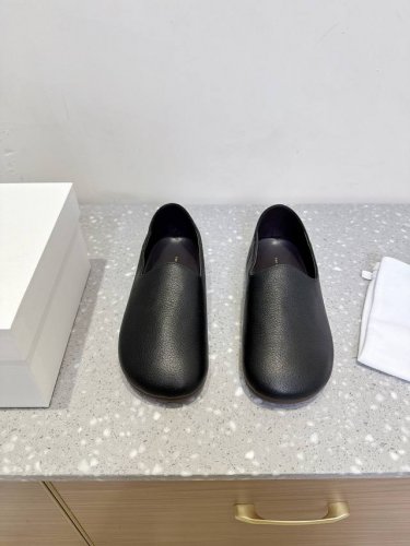the Row 小众潮牌 25Ss春夏新款 圆头面包鞋 乐福鞋 可可爱爱 极简风 质感皮革细腻高级 圆润鞋型 一脚蹬设计 随性又自在 鞋面：采用原版进口大象纹牛