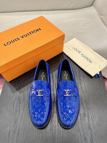 顶级版本 L 本款 Major 乐福鞋取材镜面牛皮革，部分压印 Mini Monogram 图案。手工缝纫鞋面彰显路易威登的精湛工艺，Lv 字母点缀柔软皮革及橡
