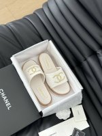布 皮 Chanel 25C春夏新品双C拖鞋 拖鞋的狂热爱好者又来了 可以承包你一整个夏天的时髦 经典菱格双C元素设计 浓浓的中古典雅气息 搭配任何风格都很赞