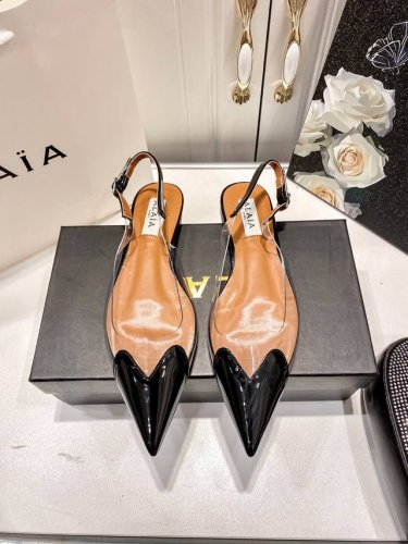橙子出厂价p Alaia 2025春夏新款 爱心透明尖头平底凉鞋 法式凉拖 上脚舒适度拉满 好看好穿又轻便 随意搭配 筒约又高级 大胆前卫的设计 风格融于此款厚