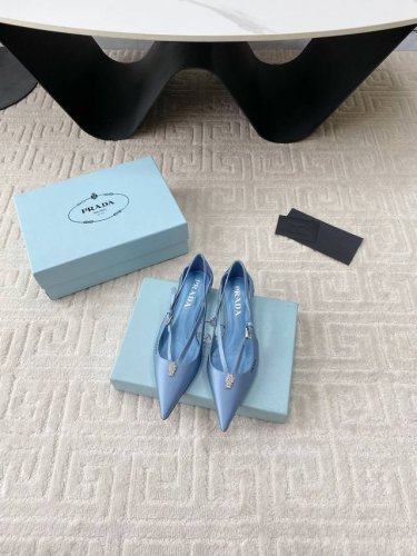 出厂价 Prada2025早春新款绝美尖头跟鞋时尚界久违的极简之美，经典时尚配色毫不费力的优雅风来袭时髦精致绝美包头尖头丝绸 开边珠外穿时尚气质简约新款日常拖鞋