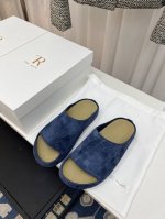 小众潮牌The Row25春夏新款简易圆头拖鞋！来自美国的年轻品牌，这不用多说，是近两年最火之一的品牌，春夏的季节就要到了 拖鞋我感觉即将要爆火！时尚百搭夏天必