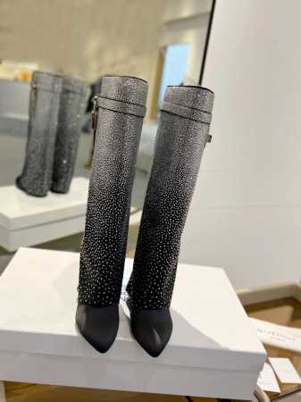 GIVENCHY 新款小奥钻高跟长靴，市面最高版本 纪梵希 锁扣 满钻五万多颗 风靡整个时尚圈 原版开发鞋型超级正 最高还原度鞋型 包裹性非常好 显瘦 显高级 - 点击图像关闭