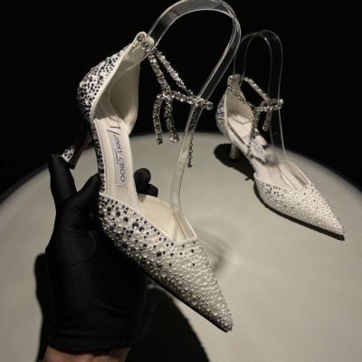 jimmy Choo 吉米周经典钻石链条尖头水晶高跟凉鞋 超绝的水晶鞋 美到移不开视线 鞋型做的非常秀气 不会过分窄长 内部空间很足 让脚趾能足够的放松 水钻在