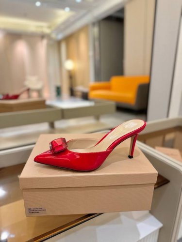 价格P： Gianvito Rossi 2025新款拖鞋 原版开发 顶级版本 代购品质 一双超美的大宝石搭配真丝尖头高跟拖鞋。大宝石在鞋面上闪耀，仿佛把银河踩在