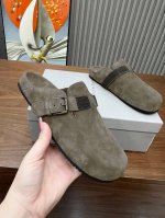 BrunelloCucinelli 。B C半拖增高鞋上新款了。面料：进口牛绒。内里牛皮，纯铜珠链，上脚美观大方，百分百原版开发。原版包装，码数35 －42。3