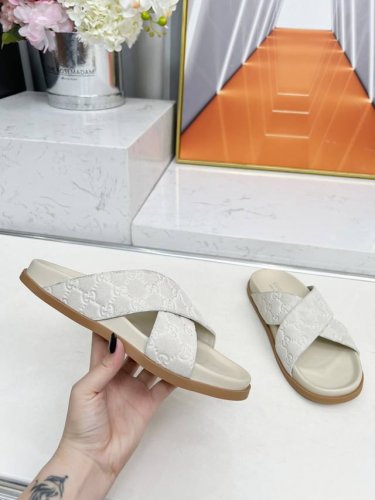 Gucci2025新款女式大号 Gg 防水台拖鞋 作为品牌的标志性标志，徽标以全新且出人意料的方式丰富了设计。每个标识的背后都蕴藏着品牌的传统和价值，是一种可以