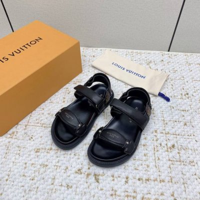 出厂 高版本 Louis Vuitton 路易威登 Maya Flatform 凉鞋 本款 Maya Flatform 凉鞋选用光滑牛皮革，令宽幅鞋带穿梭于皮革