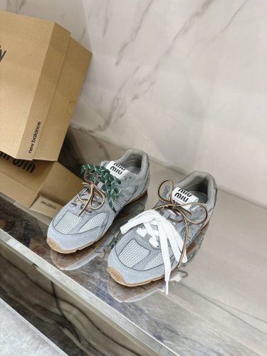 miu Mi* New Balance联名走秀情侣款运动鞋来自美拉德的快乐鞋极简复古文艺的风格都能搭 搭各式的袜子也很赞轻巧 把Miumiu的俏皮优雅展露无遗Z
