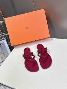 hermes爱马仕春夏新款夹脚拖鞋 H家唯一一款夹脚拖鞋 简约的设计 极具辨识度的H五金 还是第一款，上脚包裹感更强，走路更跟脚原版复刻品质 细节一比一复原 鞋