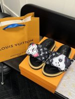 橙子出厂价p louis Vuitton 路易威登 Lv新款个性印花魔术贴拖鞋 平底凉拖 情侣款 码数 35-45