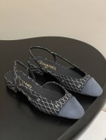 最新牛仔布 25P早春新款Chanel小香绝美牛仔布后空Sling-Back凉鞋平底 粗跟 Sling-Back于1957年问世,之后Two-Tone设计成为C