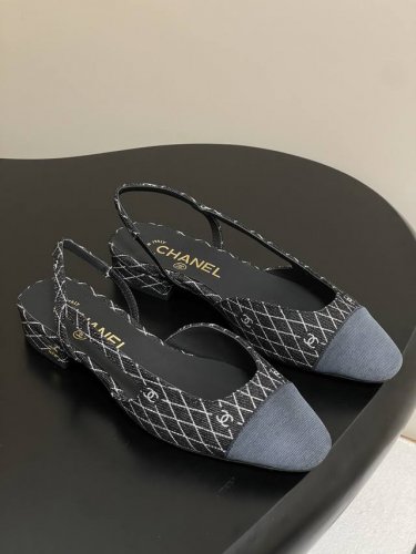 最新牛仔布 25P早春新款Chanel小香绝美牛仔布后空Sling-Back凉鞋平底 粗跟 Sling-Back于1957年问世,之后Two-Tone设计成为C