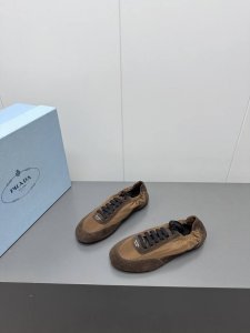 出厂 Prada 普拉达春夏秀款薄底德训鞋 25ss秀款出境率最高的单品 鞋面麂皮有肌理感，内里羊皮包裹，软软糯糯的 鞋垫加厚小羊皮，踩上去无比舒适，有支撑感，