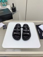 Chanel香奈儿小香魔术贴沙滩拖鞋25ss 春夏新款;专柜最新款，上脚依然让我心甘情愿剁手入，四季搭配都无敌了，，超级推荐鞋面：进口混种羊皮内里：羊皮大底：橡