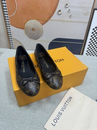 顶级版本 LV 新款单鞋 这款 Helios 凉鞋采用漂白Monogram 牛仔帆布制成，搭配天然皮革饰边，引人注目。该表款以精致的金色细节为特色，例如灵感来自