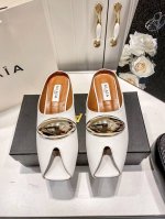 橙子出厂价p Alaia 2025春夏新款 金属扣方头鱼嘴粗跟拖鞋 复古法式凉拖 包头半拖 上脚舒适度拉满 好看好穿又轻便 随意搭配 筒约又高级 大胆前卫的设计