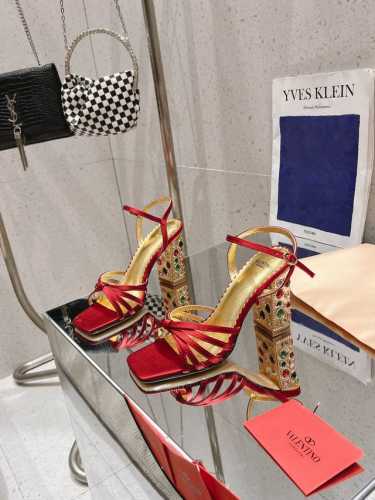 华伦天奴2025早春新款Valentino 华伦天奴春夏新品异域宝石粗跟设计非常亮眼的走秀系列推出火爆铆钉元素 奢华艳丽！各种颜色可搭配春夏的美丽服饰 选择多多