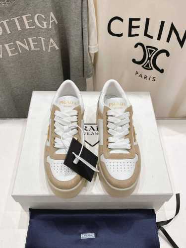 高版本出厂 prada 普拉达 25ss新款系带厚底小白鞋休闲运动鞋这款运动鞋延续经久不衰的轮廓，是新款经典单品采用小牛 精心制作， 提升格调 款式轻盈，四季皆