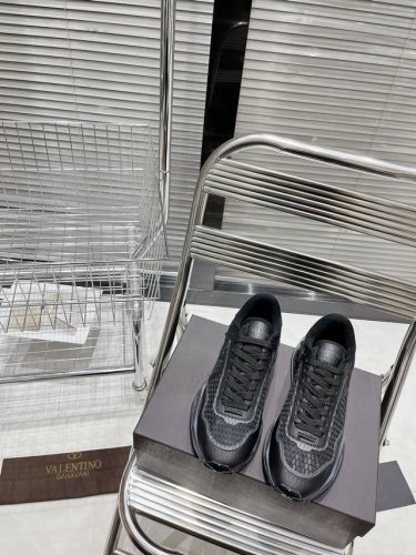 实价： 顶级版本 Valentino华伦天奴V家 新款Netrunner系列 休闲 气垫 情侣运动鞋 原版购入开发 做货 各种色彩搭配吸睛十足，激活魅力无限的阳