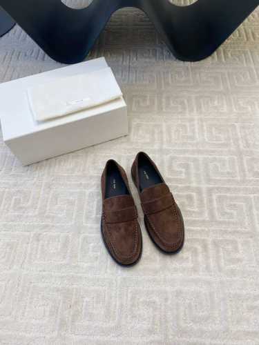 出厂价 牛皮+10 THEROW 新款乐福鞋 。延续品牌简洁大方的理念。款式大气线条流畅，穿着大气搭配百搭。进口牛皮牛京 舒服 细腻柔软质感看细节都能感受到 牛
