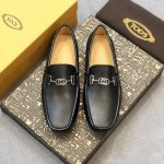 Tods 男士豆豆鞋 专柜同步新款 高端品质 牛皮杏色牛里.原版包装。黑色，尺码38-45。 正常皮鞋码，按平时皮鞋码拍，运动鞋穿40就拍39 。。。。。