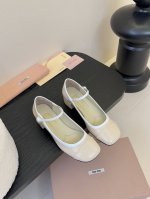 Miu Miu 25ss 春夏 粗跟 芭玛丽珍单鞋一眼看上miumiu 玛丽珍鞋上脚果然更惊艳~镂空尖头、蝴蝶结，集性感与于一体的高跟鞋，非常百搭，而且高度也太