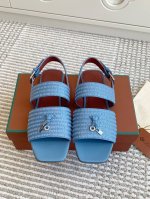 代购级 Loro Piana Lp Sprightly Charms系列凉拖鞋 罗马凉鞋 Sprightly Charms 凉鞋 以方形鞋头和鞋跟展现全新创意，