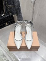 出厂 Miumiu缪缪25春夏新款复古高跟鱼嘴凉鞋！春夏清新配色曲线优美，小猫跟后空凉鞋 日常穿搭都很搭鞋边有专属标识性Logo格调，上脚尽显优雅魅力！ 鞋面采