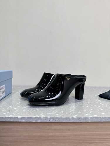 PRADA 普拉达 25ss早春新款 经典高跟 三角标单鞋 半拖简单的设计大概就是它最让人喜欢的点不是烂大街的那种 很有自己的品牌个性面料：采用原版牛漆皮内里垫