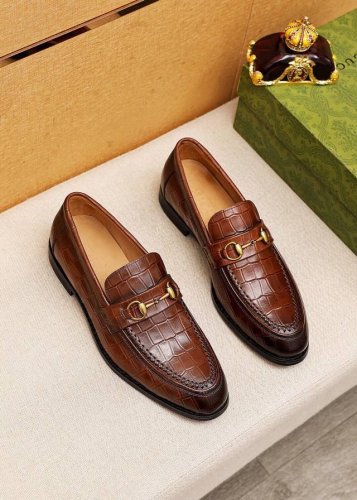 商品商标：Gucci 古驰 休闲皮鞋 正码码数: 38-44 45订制 商品材料：精选 进口头层小牛皮压花鞋面+奢华五金扣，进口水染牛皮内里。强烈立体视觉效果，
