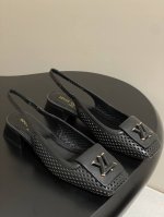 25Ss春夏新款Louis Vuitteon Lv冲孔粗跟凉鞋后绊带高跟凉鞋 这款凉鞋采用大胆 现代的设计 以镂空小牛皮为亮点 该型号的特点是其宽阔的前带 上面