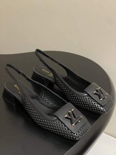 25Ss春夏新款Louis Vuitteon Lv冲孔粗跟凉鞋后绊带高跟凉鞋 这款凉鞋采用大胆 现代的设计 以镂空小牛皮为亮点 该型号的特点是其宽阔的前带 上面