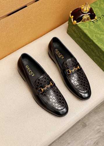 商品商标：GUCCI 古驰 休闲皮鞋 正码码数: 38-44 45订制 商品材料：精选 进口头层漆皮压花鞋面+奢华五金扣，进口小染牛皮内里。强烈立体视觉效果，橡