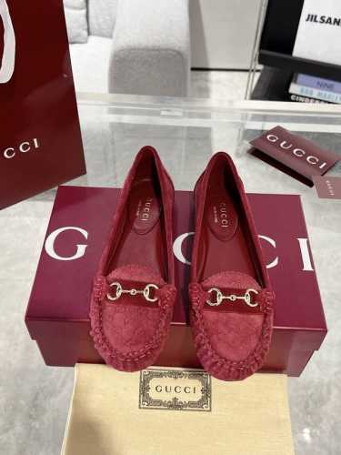 Gucci 饰马衔扣女士平底芭蕾鞋 衣橱必备单品优雅焕新。这款设计以优质迷你Gg绒面材质匠心打造，巧妙融合品牌经典传承与现代精致魅力。经典马衔扣细节以闪亮的银色