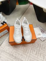 出厂 Hermes 爱马仕H家经典情侣款 休闲运动鞋情侣款休闲之履运动老爹鞋结合高科技帆布与麂皮山羊皮，在橡胶鞋底上饰以夸张“H”字母，斜体设计和鲜艳色彩展现活