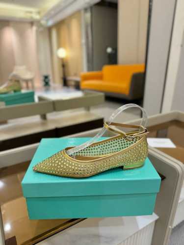 价格p： Aquazzura 菠萝 2025 春夏新品高跟凉鞋。满满的钻，超闪 精致女人必备款太性感了吧！超级显气质的一款。 套脚平跟单鞋，简洁别致造型，高挑的