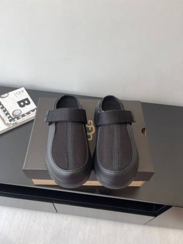 ugg 25Ss官网最新半包厚底拖鞋 Hanni同款厚底太爱了 又特别轻便好穿 搭配袜子有种甜度超标少女感 魔术贴设计更贴合脚背活力感拉满 超级少女一眼沦陷鞋面