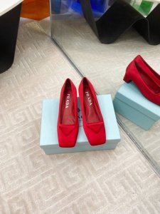 Prada 普拉达 25Ss 春夏新款 粗跟 方头 单鞋 凉鞋 简单的设计大概就是它最让人喜欢的点 不是烂大街的那种 很有自己的品牌个性 面料采用小牛漆皮 内里