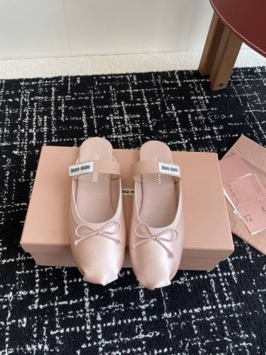 代购级真丝 羊皮280 miu Miu 缪缪 25Ss 春夏季新款 芭蕾舞 半拖 缪家以芭蕾的灵动意韵融于日常. 以现代笔触刻画舞鞋经典轮廓 超软的绵羊皮质款芭