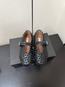 Alaia 阿莱亚 25 春夏新款皮面铆钉单鞋 一双完美取代小白鞋的新型时尚芭蕾鞋，配上不同款式，不同风格都能轻松驾驭，无论牛仔裤，西装裤，还是百褶裙，都能将你