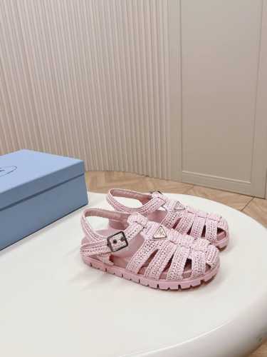 Prada 普拉达2024春夏新款凉鞋系列 经典三角扣猪笼编织平底凉鞋 环保编织pp面料 经典升级 复古舒适度与时髦度并存 圆头设计搭配不同风格需求 鞋面：原版
