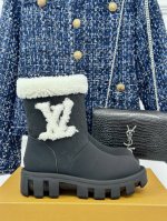 厂价 驴牌经典秋冬厚底雪地靴 简约大气时髦 耐看不过时 是时尚圈永不退潮的经典所在 上脚还很好的修饰腿型显瘦！ 面料采用原版定制牛皮 内里垫脚均为纯羊毛 原版开