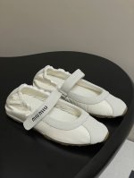 miu Miu 缪缪25Ss早春新款 魔术贴松紧芭蕾鞋玛丽珍单鞋休闲运动鞋 这款魔术贴芭蕾平底鞋 玛丽珍设计扣带采用魔术贴 易穿脱 不仅突显出其细腻差异 更展现