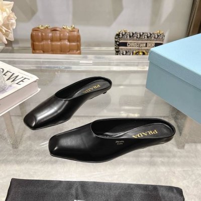 工厂p价p ，25年新款上市走秀明星新品时尚潮流 prada 普拉达 方头高跟方跟粗跟凉鞋后空单鞋。鞋面采用进口牛漆皮，开边珠、内里垫脚为进口羊皮，意大利注塑真