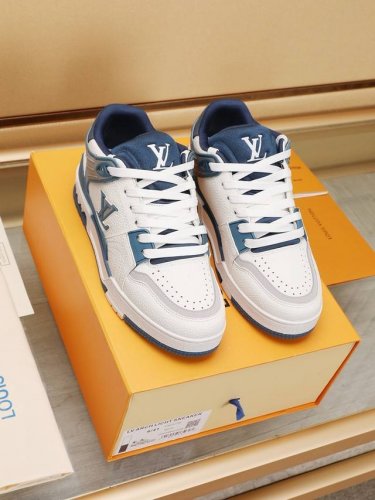 lv Trainer中帮系列 独家实拍专柜同步上线纯原版本 1:1原鞋鞋开发，上脚非常舒适 做工精细 鞋面由意大利进口小牛皮拼接，侧边饰有品牌Logo标志及签名