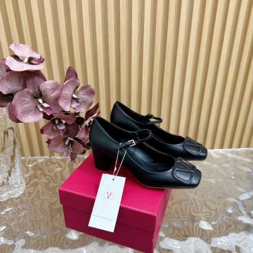 顶级版本版本Valentino 粗跟玛丽珍单鞋 绝美的质感 非常好搭配，任何季节可穿 华伦天奴此系列演绎全新时尚魅力 延续超高跟设计，深得海外知名博主青睐 千万