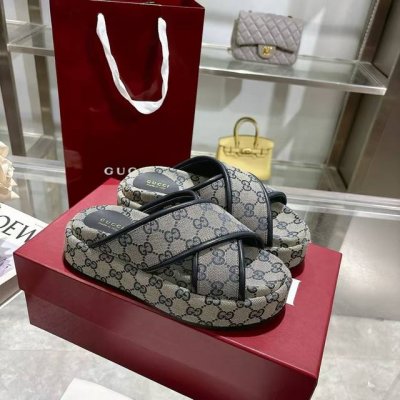 女士新款 Gg 交叉鞋面 厚底凉拖鞋 标志性的古驰标志和精致图案以当代方式重新诠释，用于最新的古驰系列。这款楔形凉鞋采用Gg帆布制成，以标志性的轮廓为特点。 米