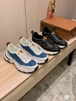 新款: 厂价 Lv* 最新爆款休闲鞋 顶端品牌 奢侈 代购 顶级 质量 鞋面選用进口透气牛皮搭配布材质透气羊皮垫脚 精细做工 原版个性时尚柔软橡膠耐磨防滑大底